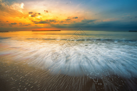 云太阳清晨美丽的日出在海面上泰国Phitechaburi的HatChaoSamran海滩的地平线上早晨图片