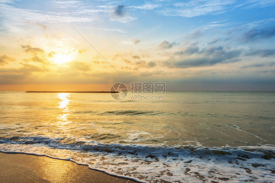 清晨美丽的日出在海面上泰国Phitechaburi的HatChaoSamran海滩的地平线上黄色晴天晚图片