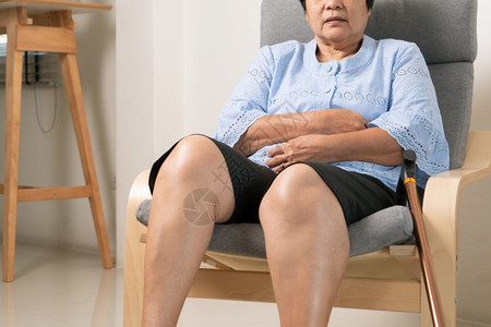 公寓老年妇女的肚子胃痛健康问题概念坐着胃肠道图片