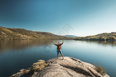 胜利一名男子在美丽的湖附近徒步行驶西班牙图片