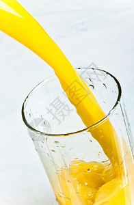饮料喷射果汁倒入玻璃封口图片
