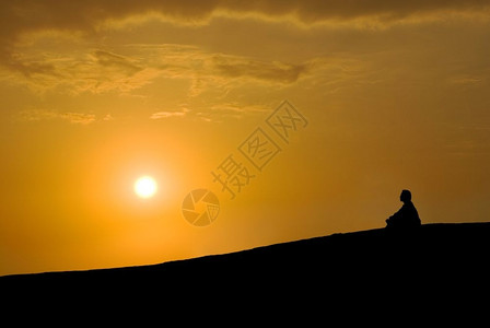 独自的日落后默思佛教活动徒阳光图片