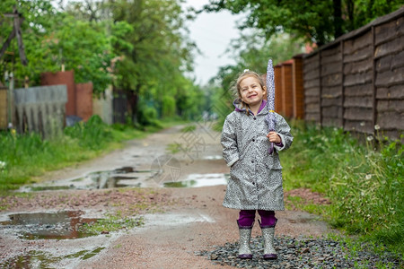 雨天穿着雨衣的小女孩图片