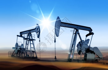 化学热公司的日落时中东石油泵沙漠地带的作业油泵图片