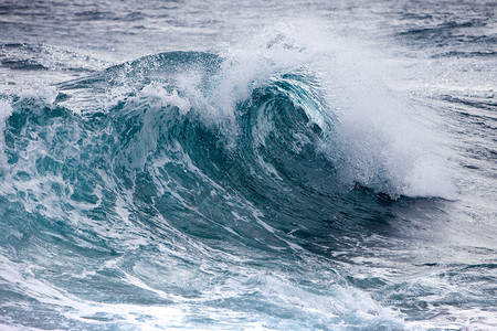 风暴天气的海洋波浪凉爽冲泡沫图片