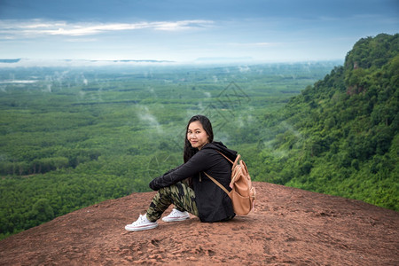 门户14夏天泰国BuengkanHinSamWanPhuSing山顶上的年轻女子天空图片