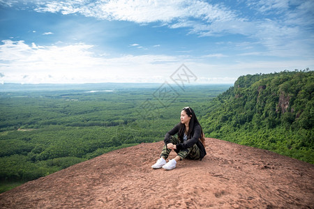 日落女泰国BuengkanHinSamWanPhuSing山顶上的年轻女子远足图片