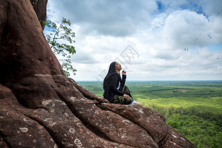 快乐的泰国BuengkanHinSamWanPhuSing山顶上的年轻女子旅游万图片