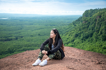 富泰国BuengkanHinSamWanPhuSing山顶上的年轻女子徒步旅行夏天图片