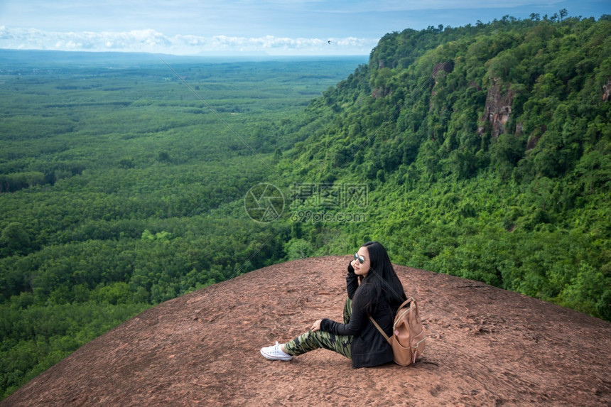 欣泰国BuengkanHinSamWanPhuSing山顶上的年轻女子自然旅游图片