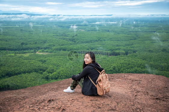 万泰国BuengkanHinSamWanPhuSing山顶上的年轻女子悬崖岩石图片