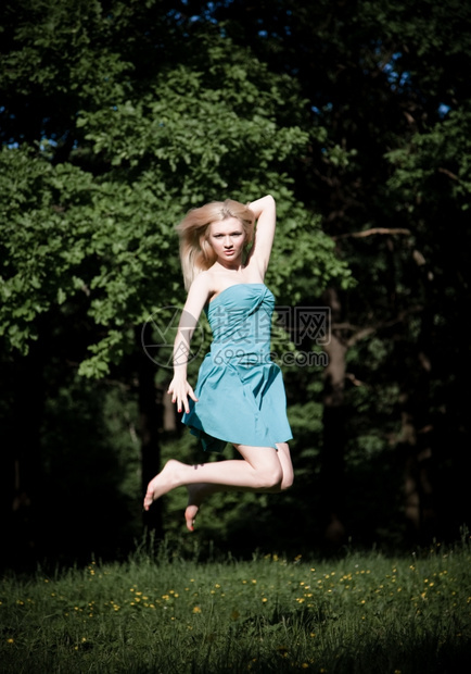 跳跃大自然背景下的漂亮女孩跳高自然背景女红色的图片