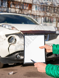 文本空间白件特写保险代理人将在事故后检查和车辆损坏在道路上发生事故后检查汽车保险代理人将在事故后检查和车辆损坏调恢复安全图片
