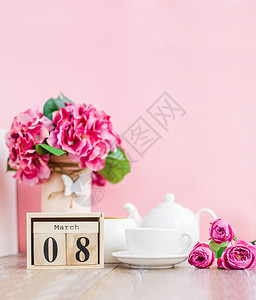 花束植物群Womenrsquos日3月8日树历国际Womenrsquos日在粉红色的背景上装饰着粉红色和紫的花朵早上好喝杯茶或咖图片
