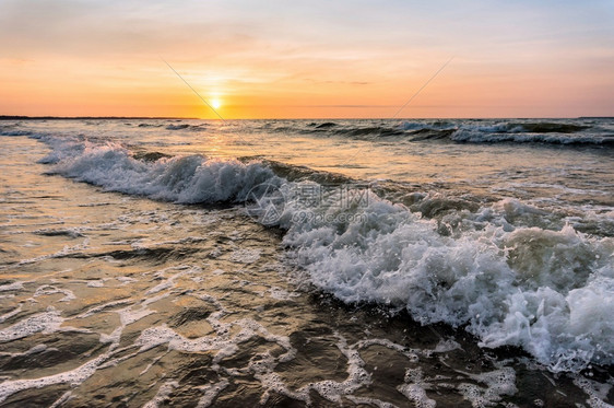 橙和平夕阳余晖中的红色和黄天空海面上的日落浪中阳光反射海上的日落夕阳余晖中的红色和黄天空蓝的图片