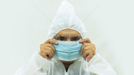 身穿防护服佩戴医疗口罩的医生图片