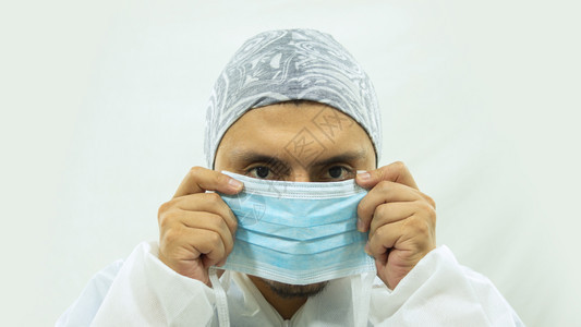 身穿防护服佩戴医疗口罩的医生图片