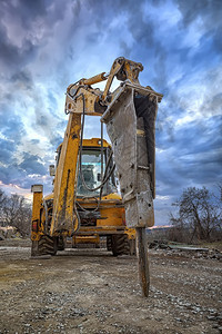 碎石拖拉机用于销毁建筑工地混凝土和硬岩或采石拆解设备的挖掘机装有液压断开锤的挖掘机具体图片