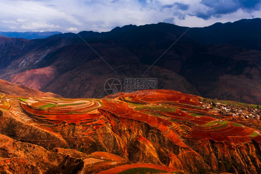 山区梯田风景或东川红地这是南部一个古老的村庄环绕着多彩色梯田旅游目的地植被阴影污垢图片