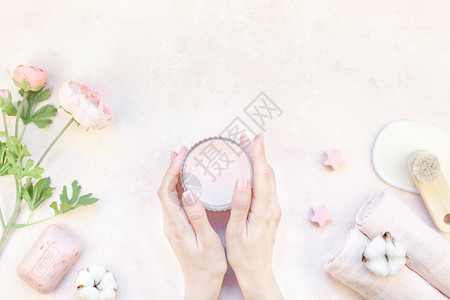 香气粉红大理石桌底板上带蜡烛浴室附件和玫瑰香皂的平面固定成像由妇女手拿着蜡烛浴饰和玫瑰肥皂组成健康躺着图片