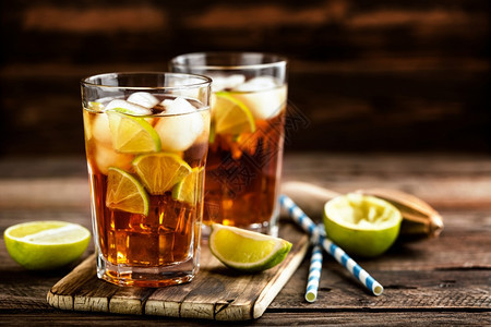 龙舌兰酒牙买加新鲜的古巴利伯或长岛的冰茶鸡尾酒加烈饮料可乐柠檬和玻璃冰冷长水图片
