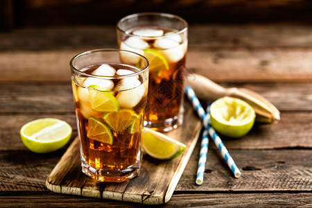 古巴利伯或长岛的冰茶鸡尾酒加烈饮料可乐柠檬和玻璃冰冷长水糖队或者图片