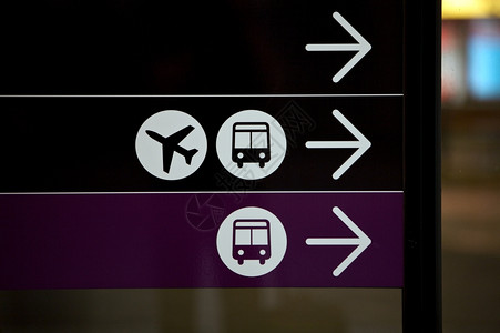 背部飞行在机场用和乘公车前往旅行的共汽车上签署一个信息号旅行和飞机港口图片