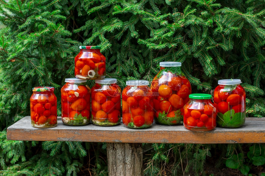 在罐子中生产装番茄加工你自己的蔬菜作物在罐中生产装番茄烹饪新鲜的果酱图片
