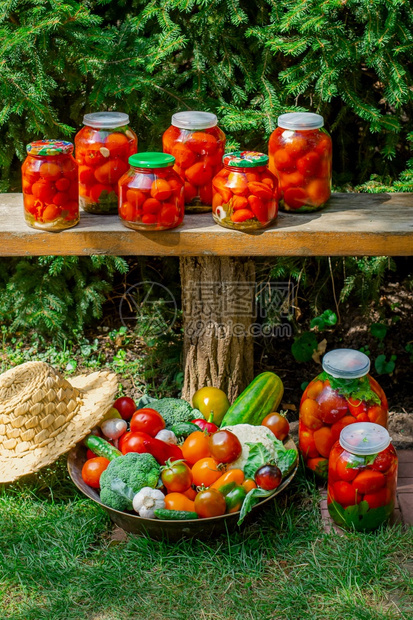 传统的在罐子中生产装番茄加工你自己的蔬菜作物在罐中生产装番茄自制玻璃图片