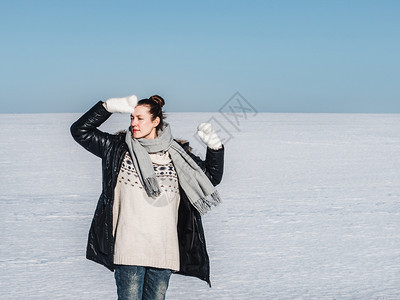 乐趣寒冷的圣诞节快乐年轻女在雪地的背景一个晴朗阳光明媚的一天幸福女在雪地背景图片