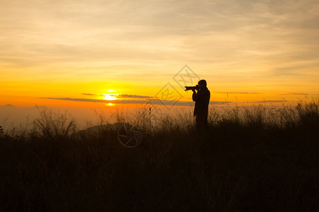 拍摄日落时风景照片的摄影记者周光片环境孤独摄影师图片