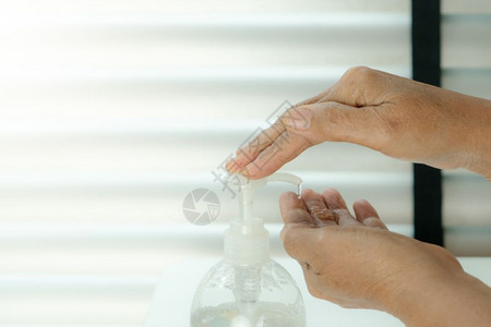 高级手施用酒精凝胶或抗细菌肥皂以清洁和除细菌抗瓶子肮脏的图片