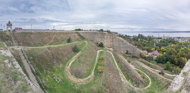 支撑矿物水乌克兰敖德萨的旧墙和掉落到盐河口Kuyalnik乌克兰奥德萨的旧墙和乌克兰奥德萨的旧河口图片