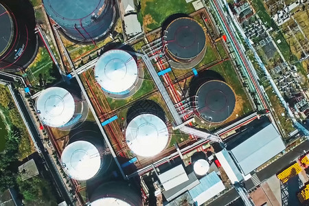 测试炼油厂的罐天空白色图片