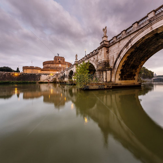 位于意大利黎明的罗马蒂贝尔河上圣天使城堡和桥际线雕像历史图片