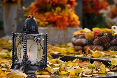 记忆美丽的秋天概念到和万圣节蜡烛在背景的灯笼里落下宗教的图片