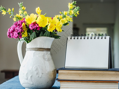 白色的明亮花束朵在白色的木制桌子上侧观紧闭的美丽花朵躺在木制的桌子上纸一种快乐的图片
