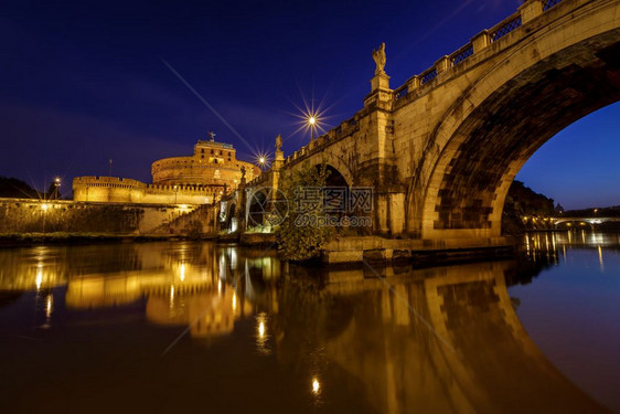 位于意大利黎明的罗马蒂贝尔河上圣天使城堡和桥台伯老的欧洲图片