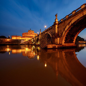 首都位于意大利黎明的罗马蒂贝尔河上圣天使城堡和桥历史城市景观图片