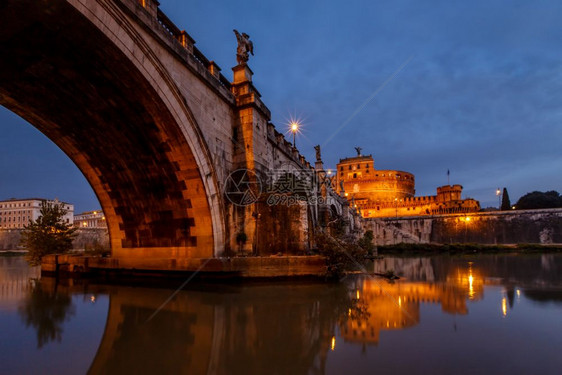 景观天际线位于意大利黎明的罗马蒂贝尔河上圣天使城堡和桥意大利语图片