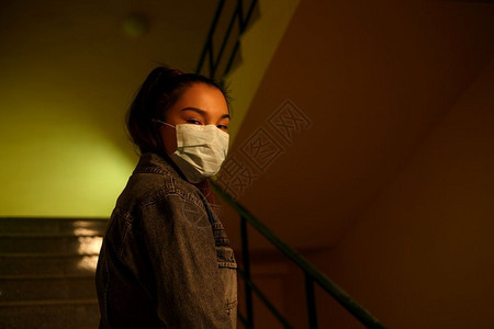 外科人在医院或建筑物保护一次医疗面具楼梯上的一个亚洲女孩肖像医院或建筑物空降图片