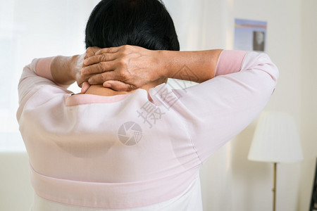 颈部疼痛的老年妇女图片