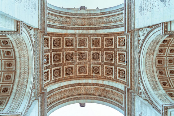 从下面看到的巴黎凯旋门从下面看到的巴黎凯旋门以下路云图片