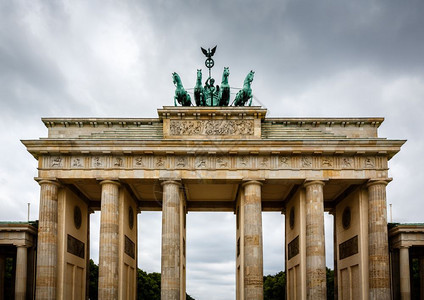 黄色的德国柏林勃兰登堡托门顶端的夸德里加四边形欧洲图片