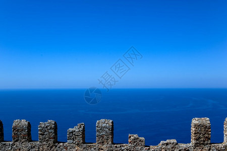 蓝色的结石从古老阿兰雅堡垒土耳其安塔利亚AlanyaTurkAtlya采取图片