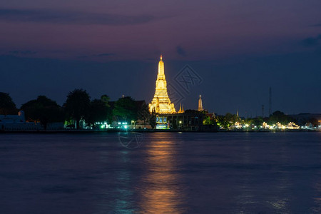 攀登黎明寺在泰国曼谷市的黄昏地标朝普拉亚佛塔图片