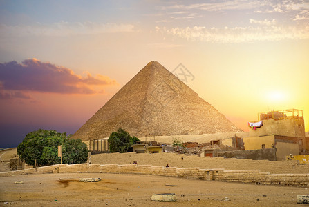 日落时在埃及吉萨Giza的Cheops金字塔上晒太阳老的户外天空图片