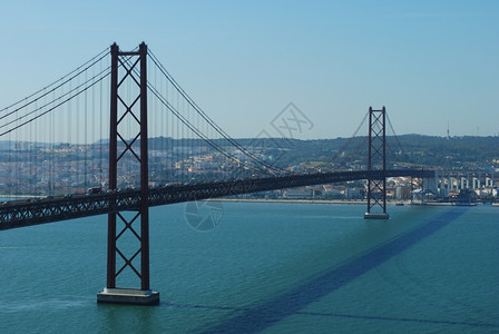 四月在葡萄牙里斯本著名的阿布里尔25号桥和旧萨拉扎大金的水图片