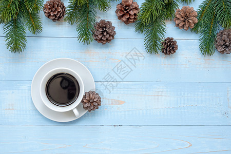 拳击手带圣诞装饰的热黑咖啡杯新年快乐和Xma节日棕色的图片