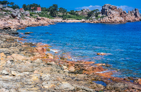法国粉红花岗岩海岸的全景巨石信标岩浆图片
